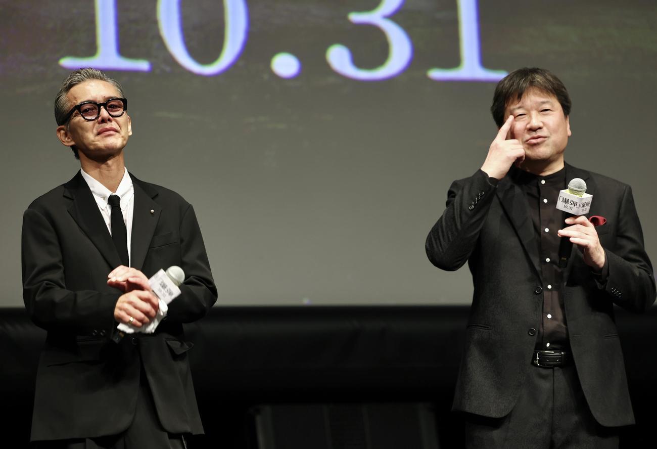 ステージで、目に涙を浮かべる渡部篤郎（左）。右は佐藤二朗（撮影・河田真司）