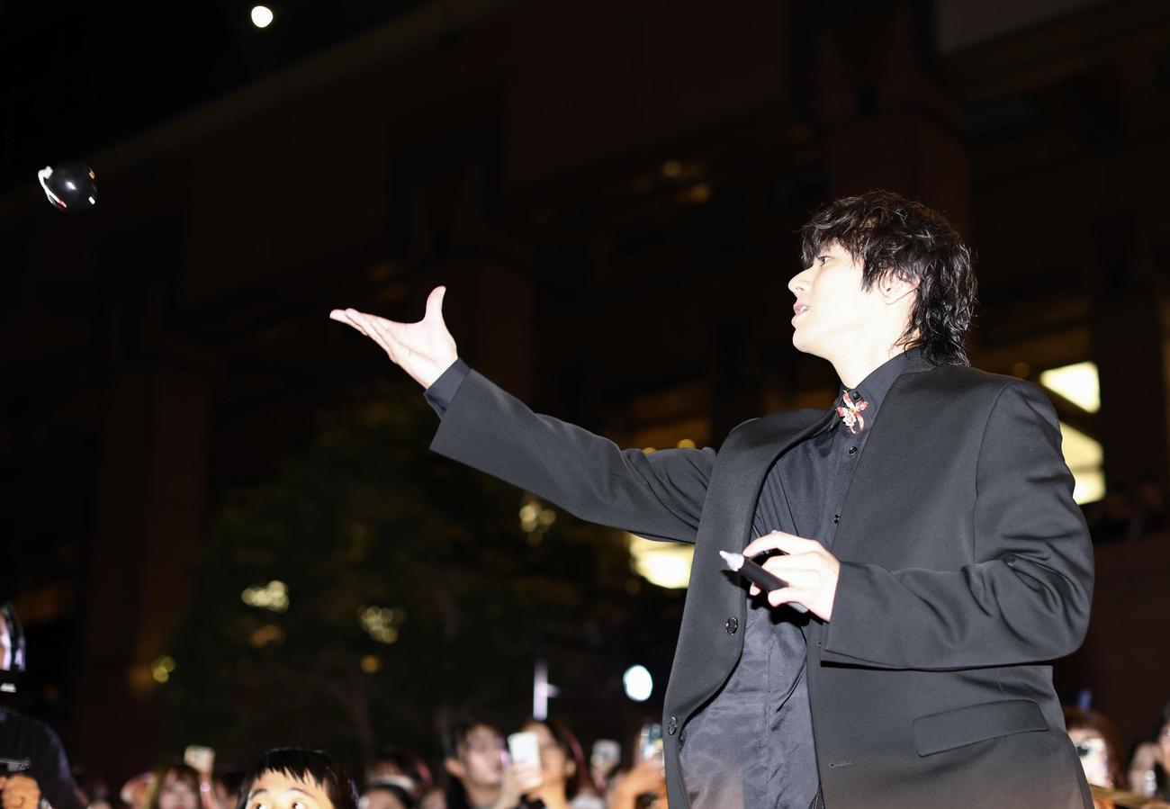 映画「爆弾」レッドカーペットイベントでファンサービスに応じる山田裕貴（撮影・河田真司）