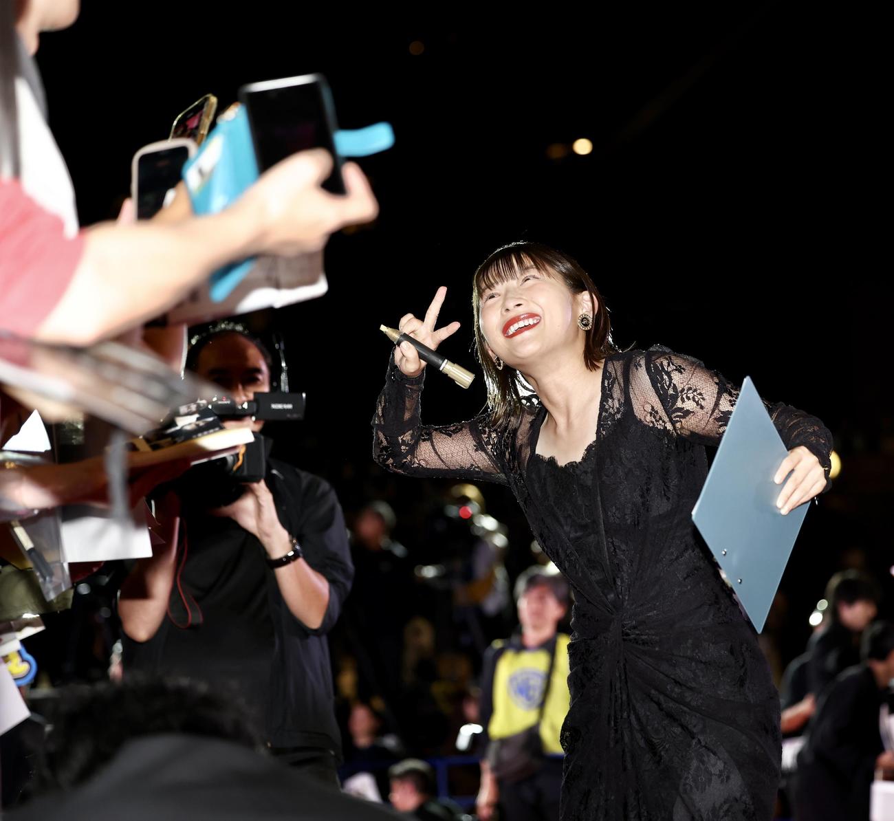 映画「爆弾」レッドカーペットイベントでファンサービスに応じる伊藤沙莉（撮影・河田真司）
