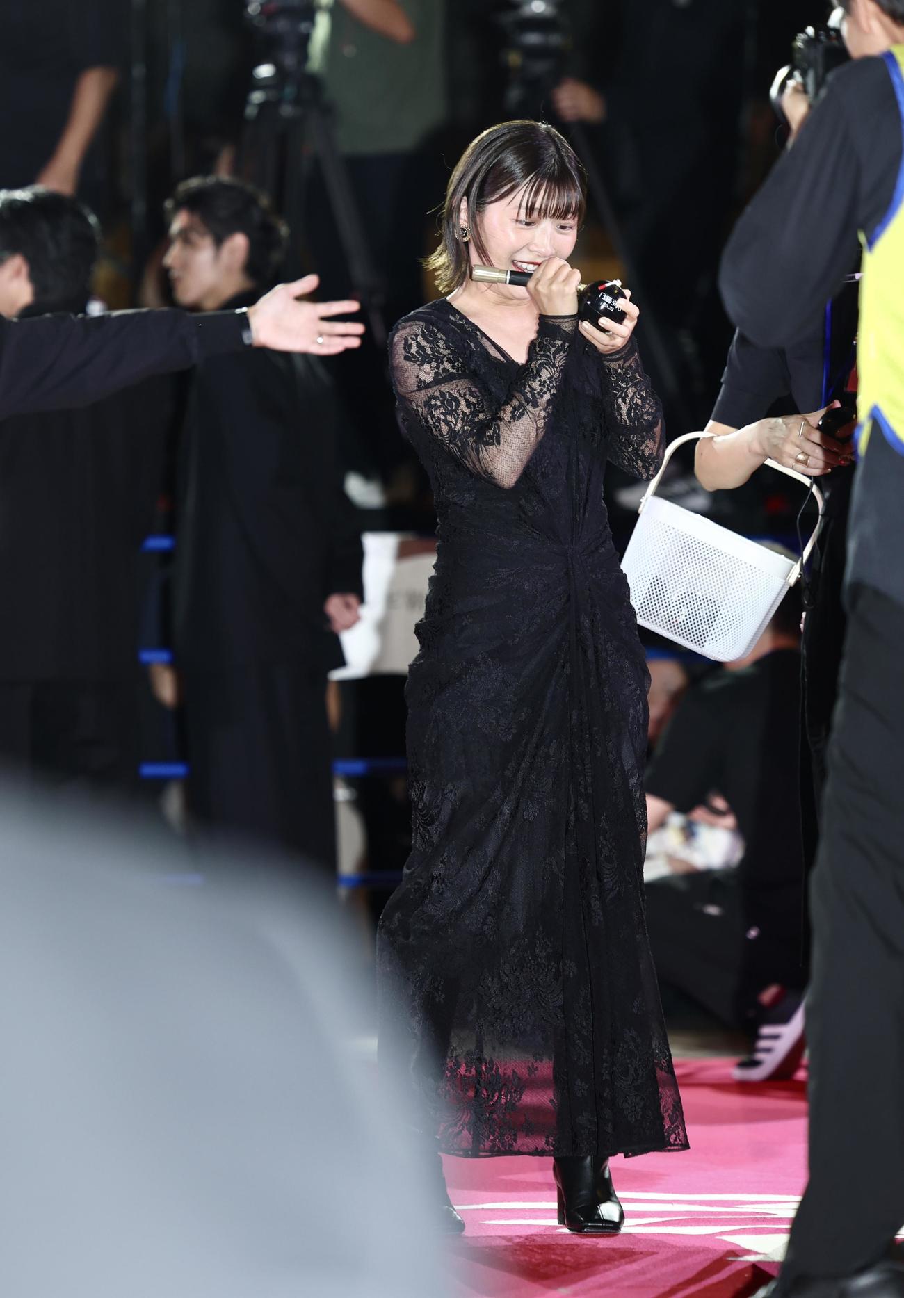 映画「爆弾」レッドカーペットイベントでファンサービスに応じる伊藤沙莉（撮影・河田真司）