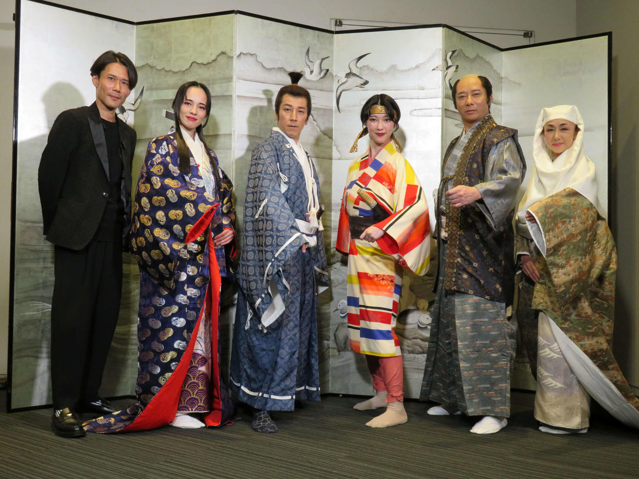 舞台「PRINCESS TOKUGAWA」囲み取材に出席した、左から野口大輔氏、大湖せしる、和泉元彌、桜井凜、いしだ壱成、麻乃佳世（撮影・村上幸将）