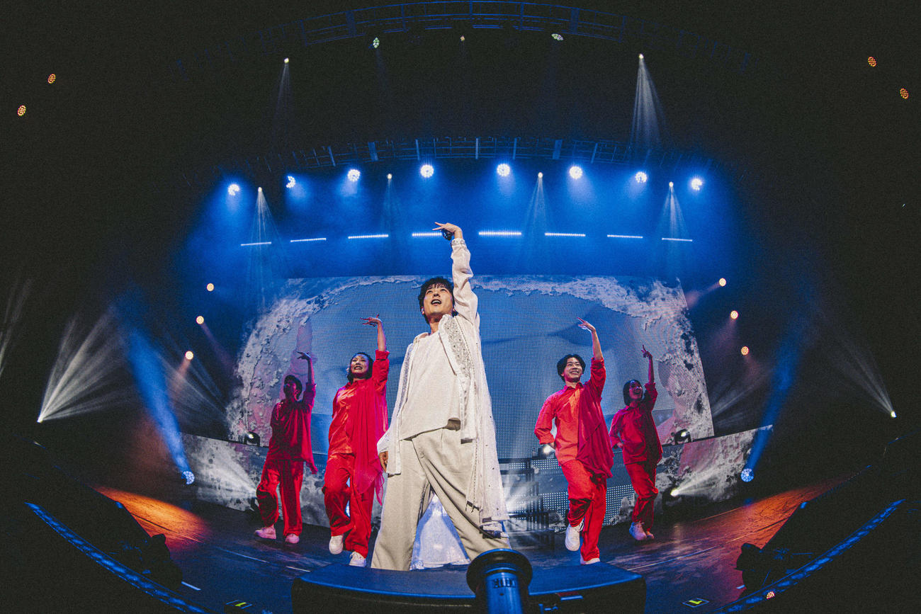 ファンクラブイベントでパフォーマンスする二宮和也（PHOTO：西槇太一）