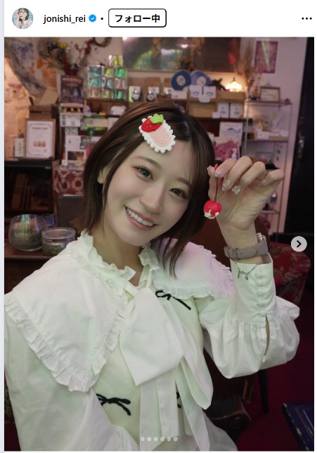 イチゴの髪留めをつけた上西怜（上西怜のインスタグラムから）
