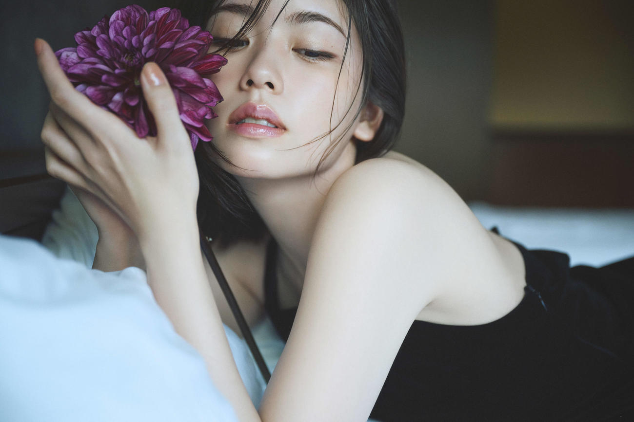 小芝風花カレンダー2026「Flower」（2025年12月12日発売）収録先行カット　（C）マガジンハウス　
