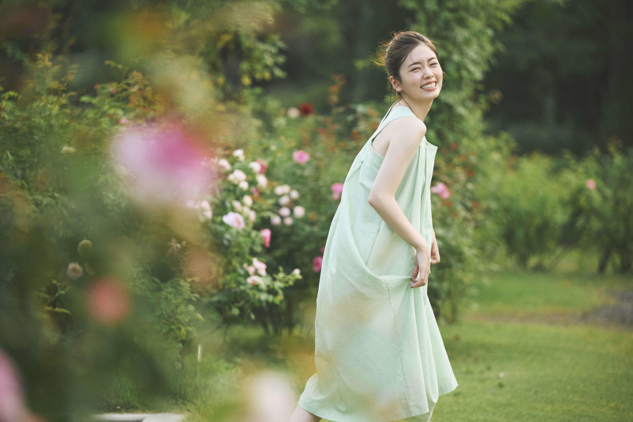 小芝風花カレンダー2026「Flower」（2025年12月12日発売）収録先行カット　（C）マガジンハウス　