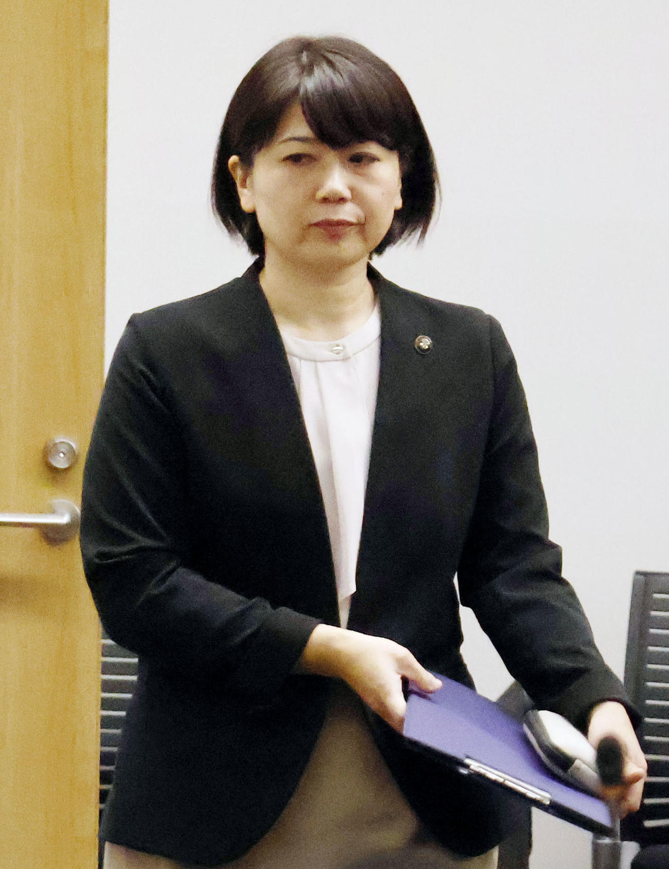 市議全員との会合に臨む前橋市の小川晶市長＝2日午前、前橋市議会庁舎（共同）