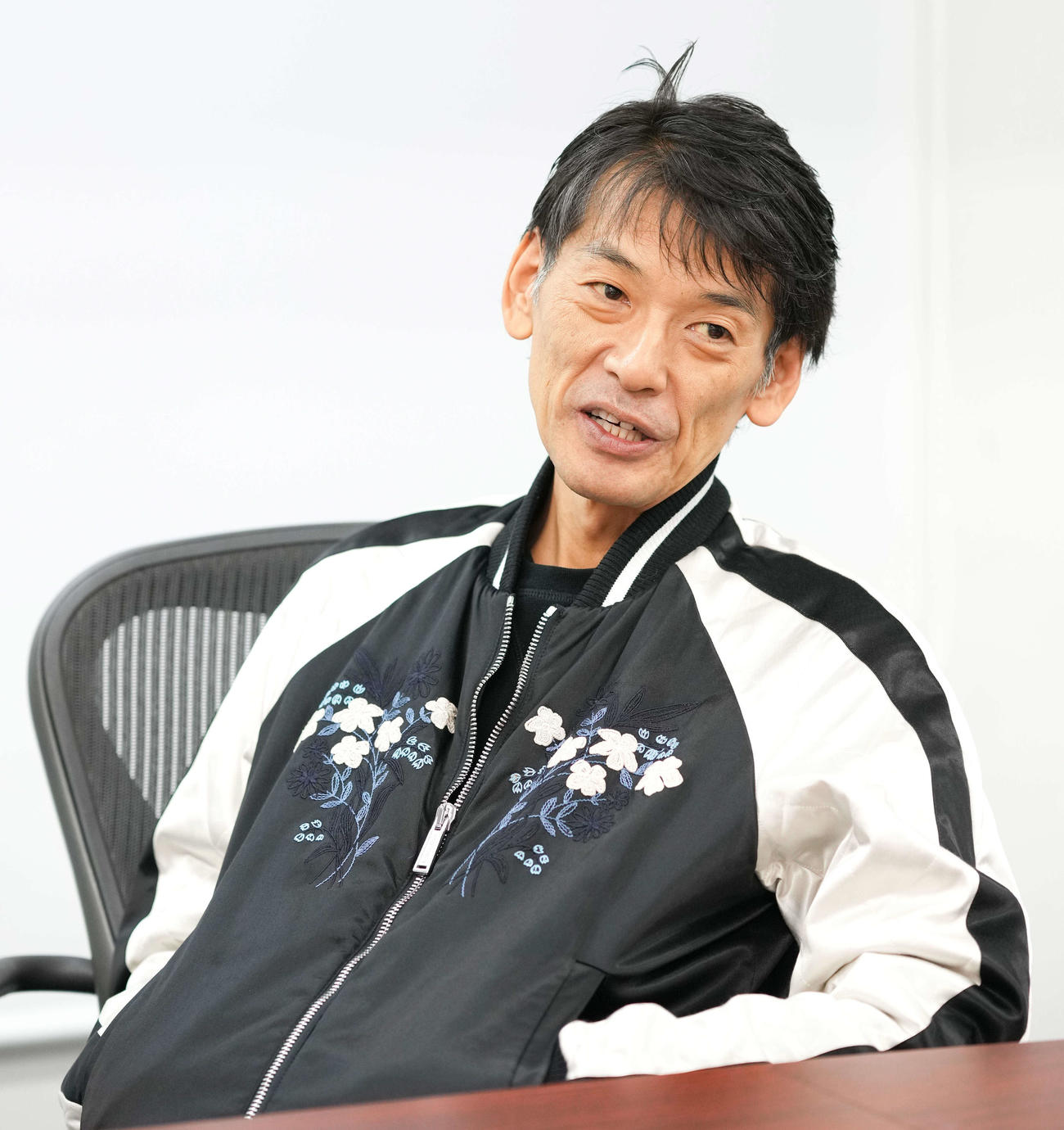 23年11月、インタビューを受ける叶井俊太郎さん