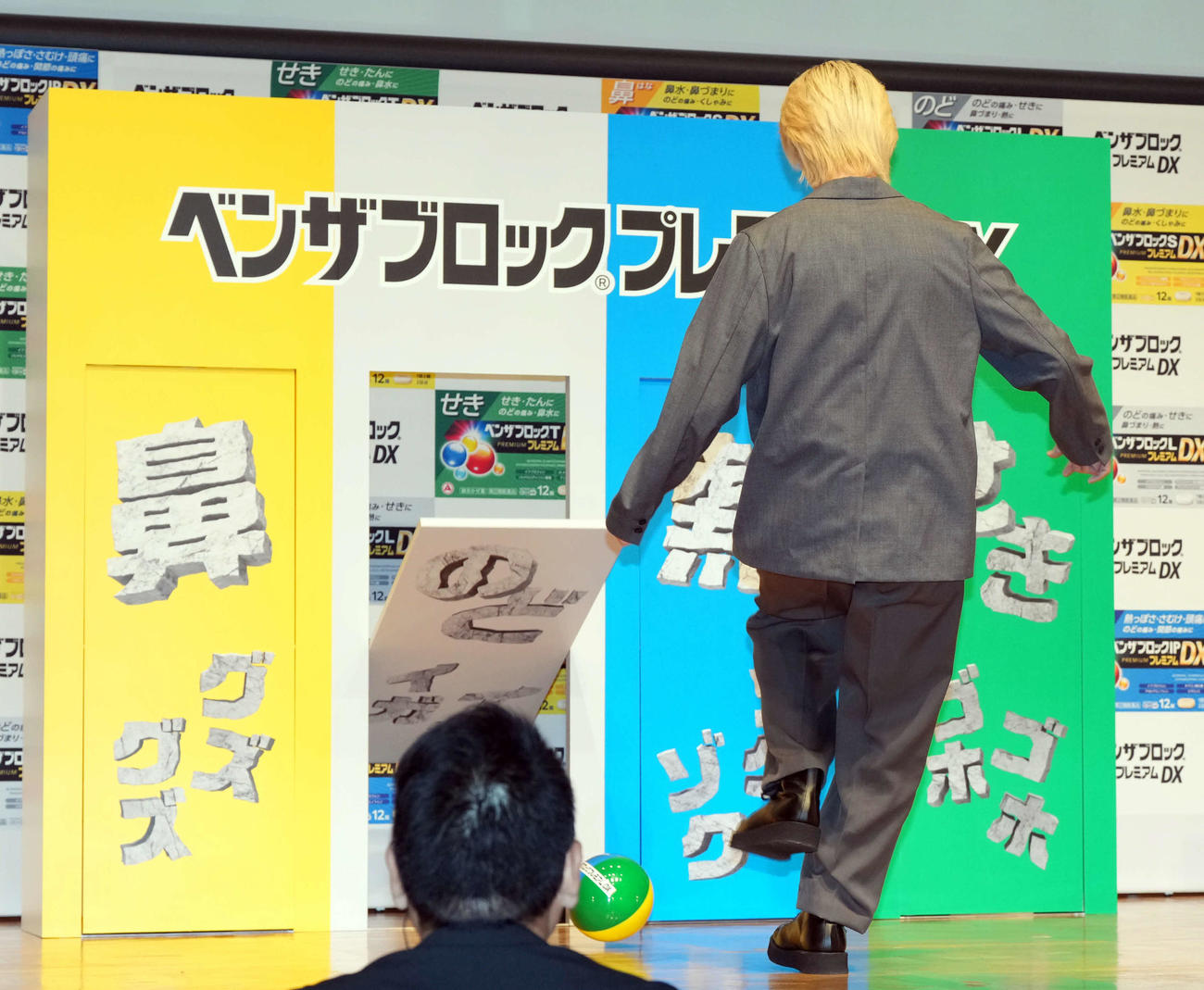 キックターゲットでパネルを抜く佐野勇斗（撮影・たえ見朱実）
