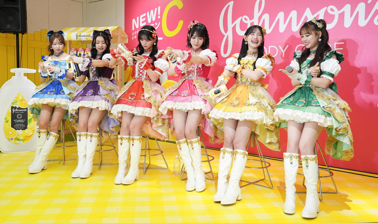 「ジョンソン　ボディケアVCアロマミルク」新発売記念記者発表会で商品を試す超ときめき♡宣伝部。左から辻野かなみ、杏ジュリア、坂井仁香、小泉遥香、菅田愛貴、吉川ひより（撮影・鈴木みどり）