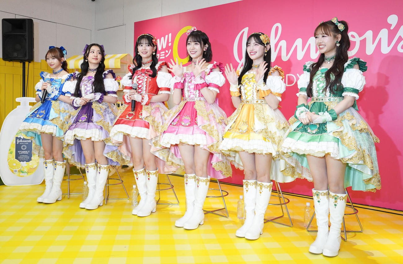 「ジョンソン　ボディケアVCアロマミルク」新発売記念記者発表会に登壇した超ときめき♡宣伝部。左から辻野かなみ、杏ジュリア、坂井仁香、小泉遥香、菅田愛貴、吉川ひより（撮影・鈴木みどり）