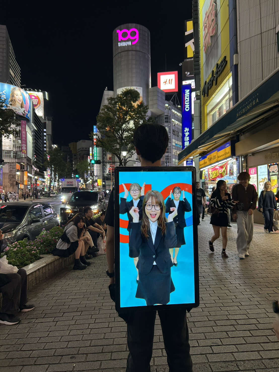 渋谷で行われた不動産キャリア支援プラットフォーム「ガクフドキャリア」の歩く広告の様子