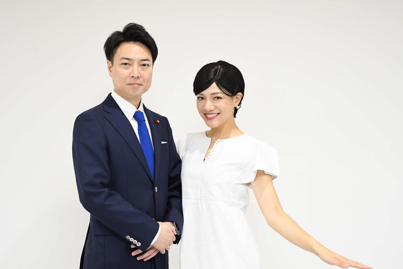 滝川クリステルに扮（ふん）した金原早苗（右）と小泉進次郎氏に扮した信濃岳夫（撮影・阪口孝志）