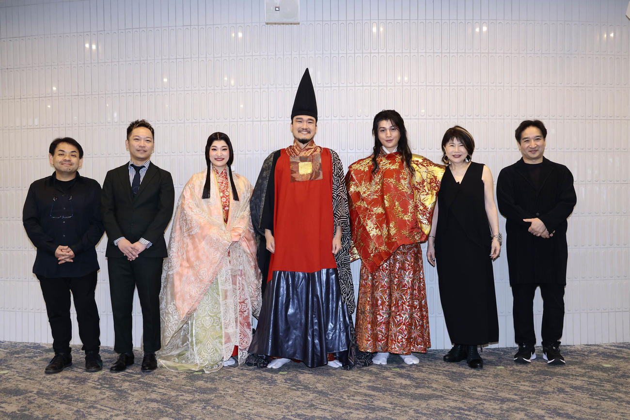 新作オペラ「平家物語－平清盛－」取材会で。左から、指揮下野竜也さん、作曲酒井健治さん、川越未晴、池内響、八木勇征、脚本田渕久美子さん、演出田尾下哲さん