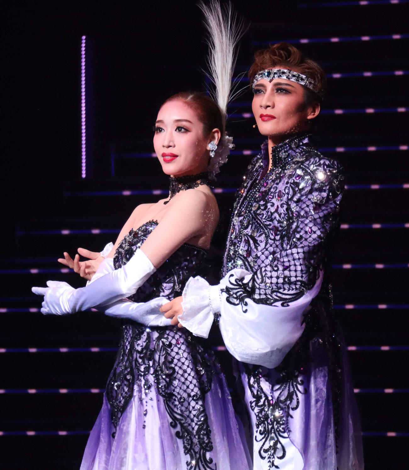 月組公演ミュージカル「GUYS AND DOLLS」でパフォーマンスするトップ娘役天紫珠李（左）、トップ鳳月杏