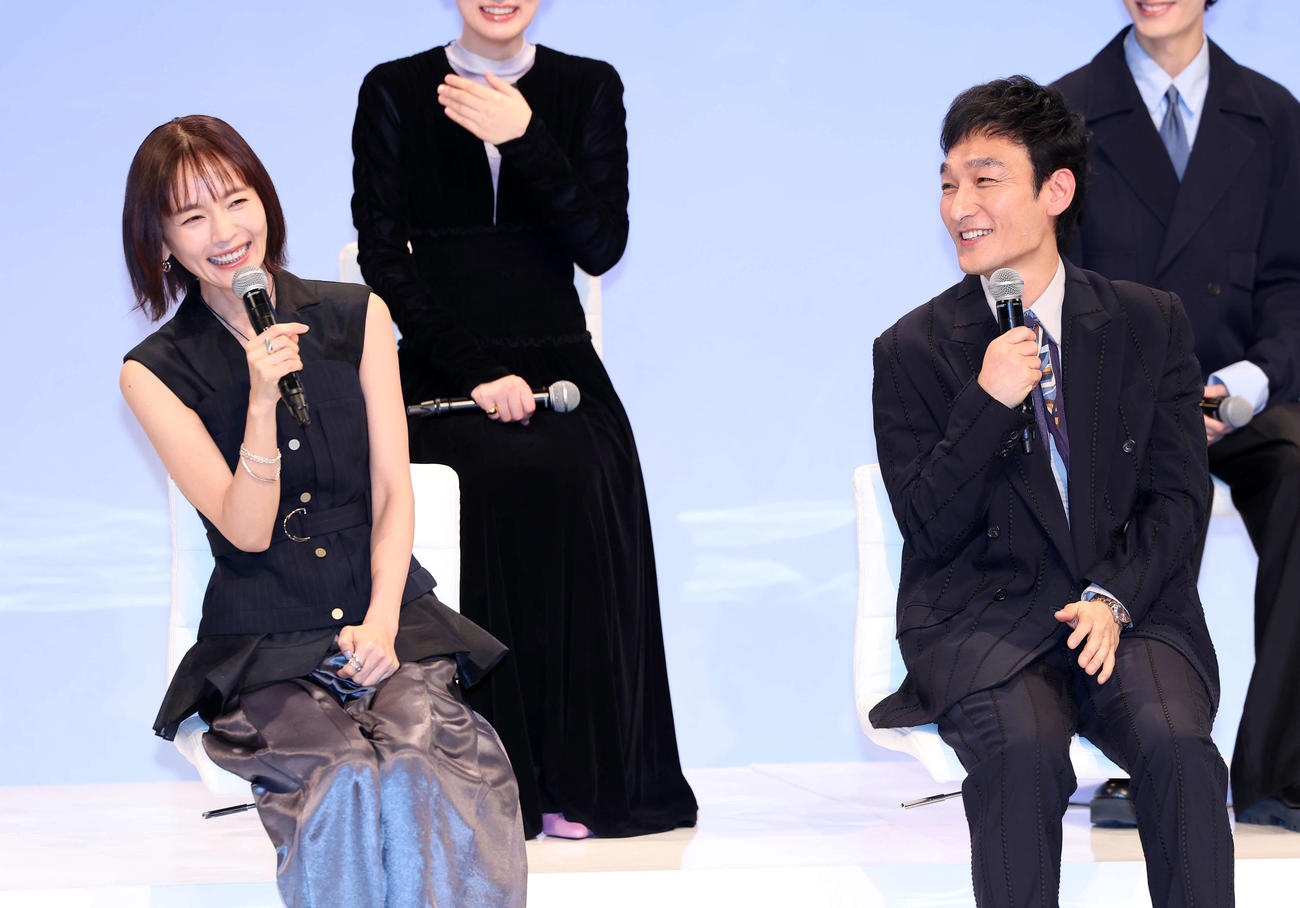 「終幕のロンド」の製作発表で笑顔を見せる中村ゆり（左）と草彅剛（撮影・鈴木正人）