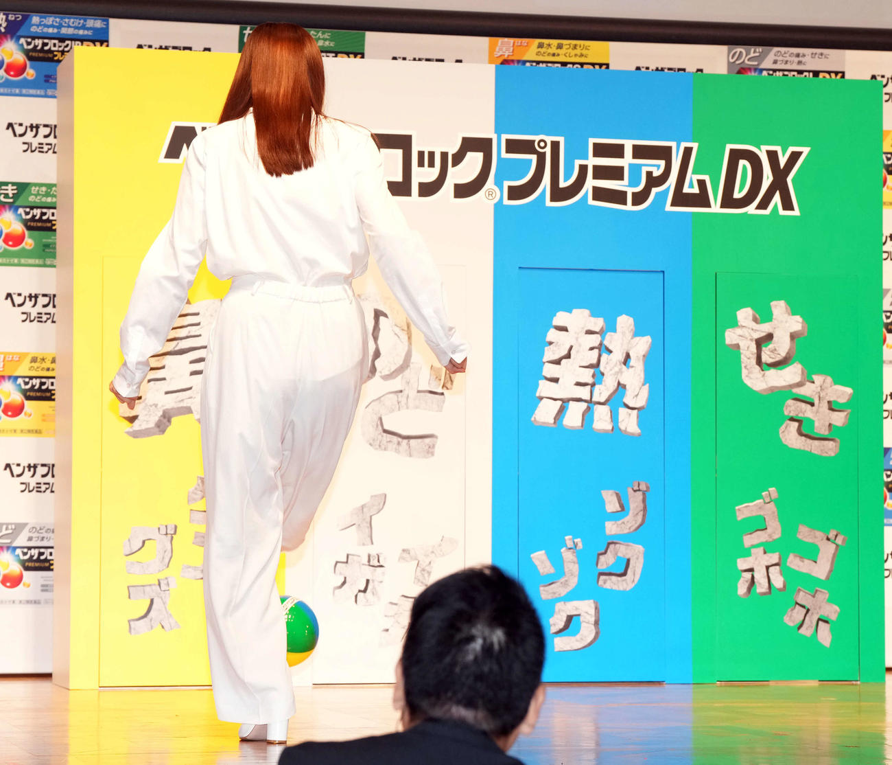キックターゲットでパネルを抜く綾瀬はるか（撮影・たえ見朱実）