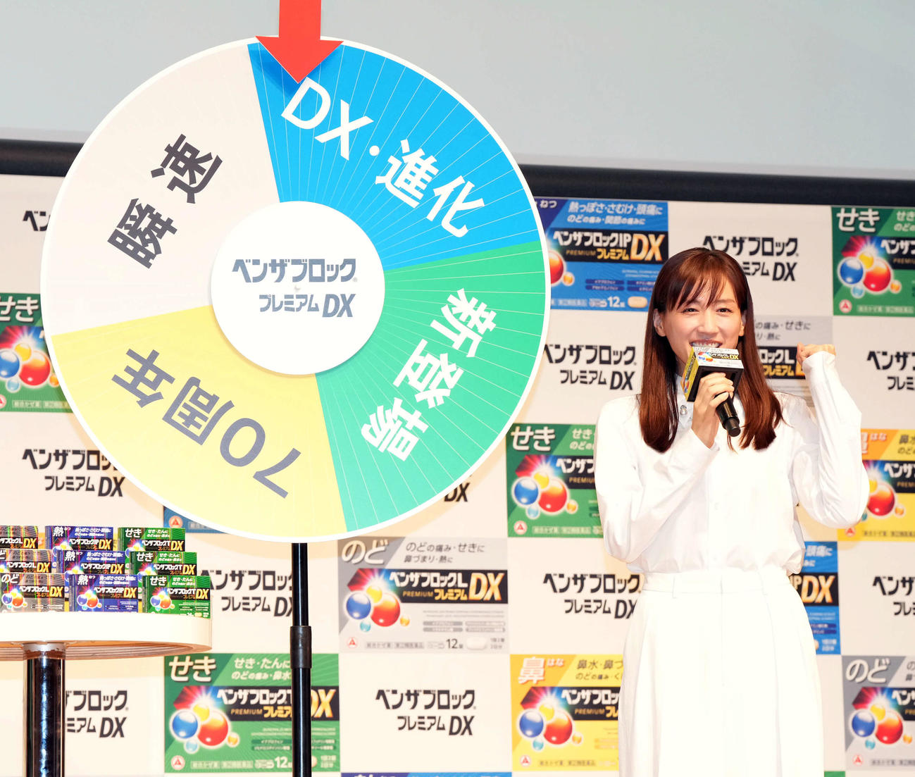「ベンザブロック　プレミアムDX」新製品発表会に登壇し笑顔を見せる綾瀬はるか（撮影・たえ見朱実）