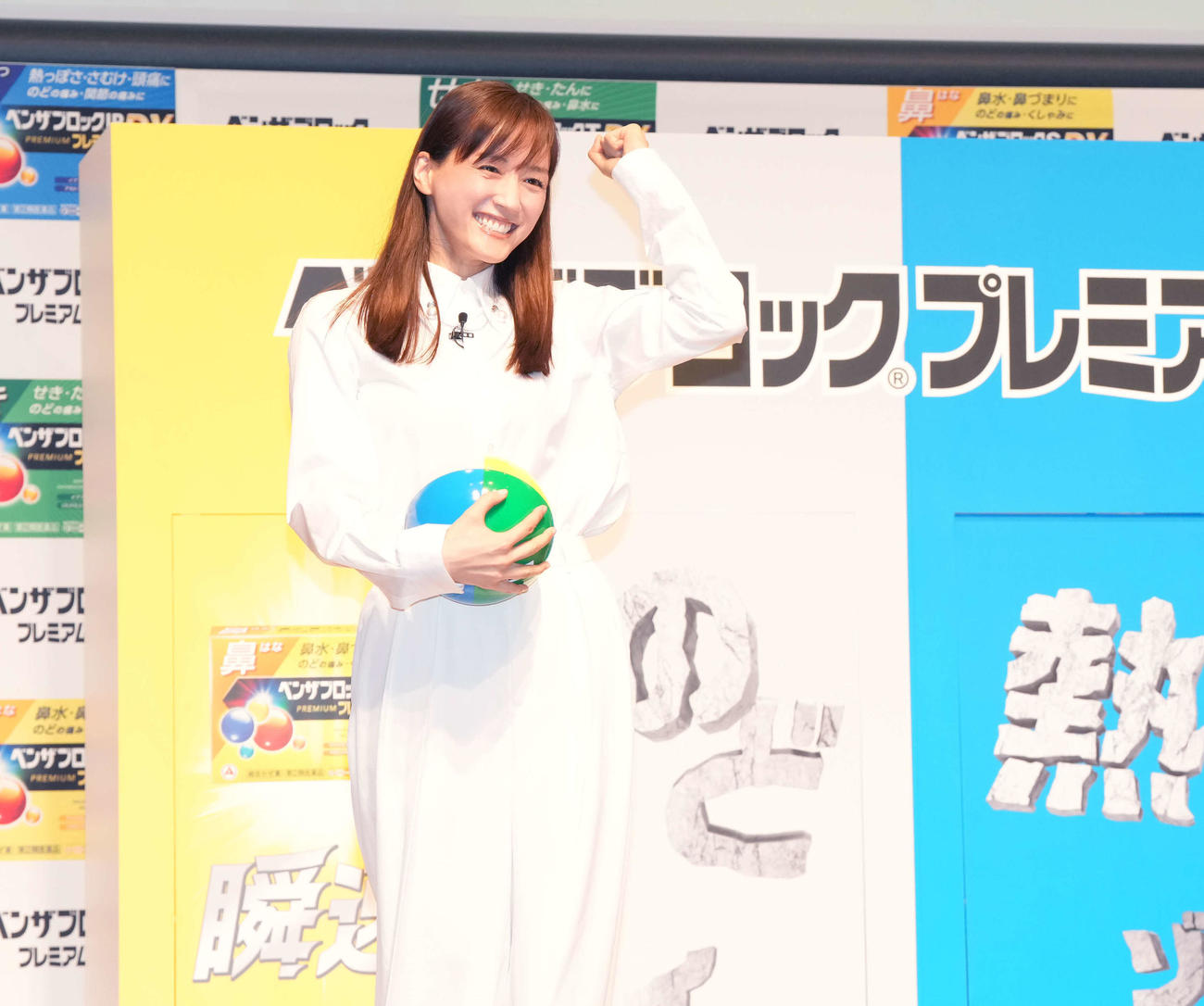 キックターゲットでパネルを抜きポーズを決める綾瀬はるか（撮影・たえ見朱実）