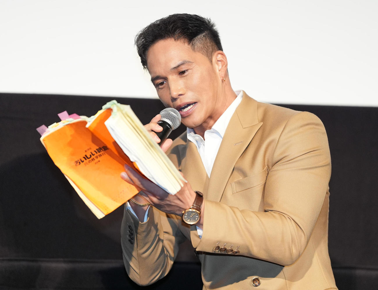 「おいしい給食　炎の修学旅行」完成披露舞台あいさつでセリフを読む市原隼人（撮影・鈴木みどり）