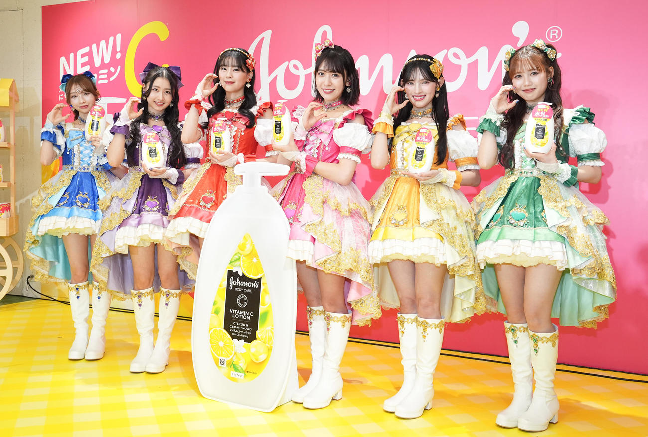 「ジョンソン　ボディケアVCアロマミルク」新発売記念記者発表会でポーズを取る超ときめきハート宣伝部。左から辻野かなみ、杏ジュリア、坂井仁香、小泉遥香、菅田愛貴、吉川ひより（撮影・鈴木みどり）