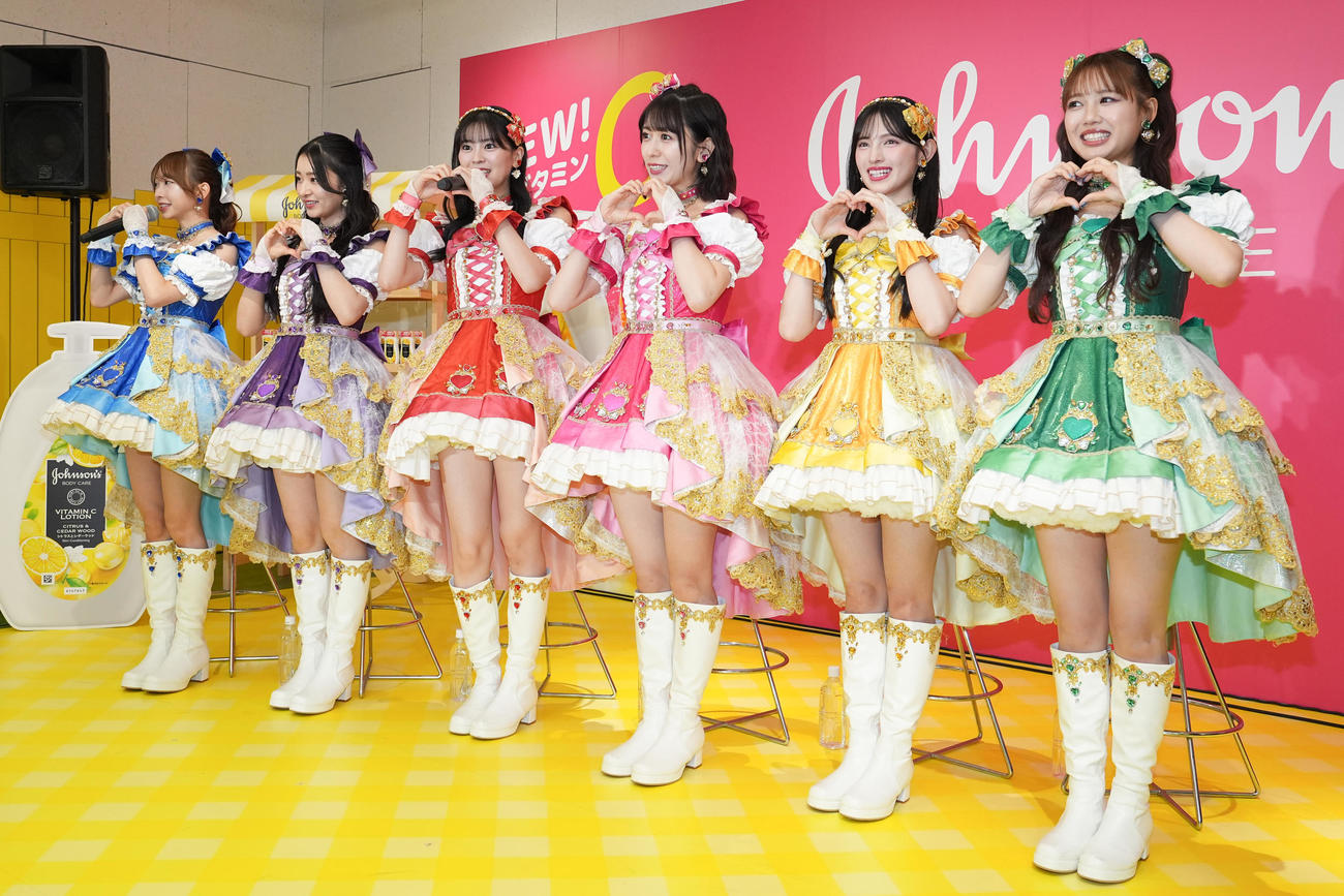 「ジョンソン　ボディケアVCアロマミルク」新発売記念記者発表会に登壇した超ときめきハート宣伝部。左から辻野かなみ、杏ジュリア、坂井仁香、小泉遥香、菅田愛貴、吉川ひより（撮影・鈴木みどり）