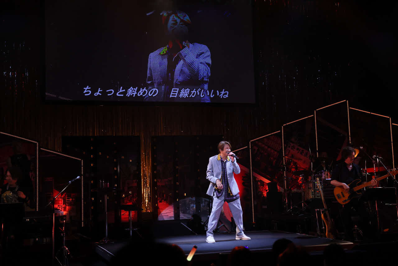 「近藤真彦　爆音雷舞集会（笑）～F愛上等伝説～」の小樽公演で熱唱する近藤真彦