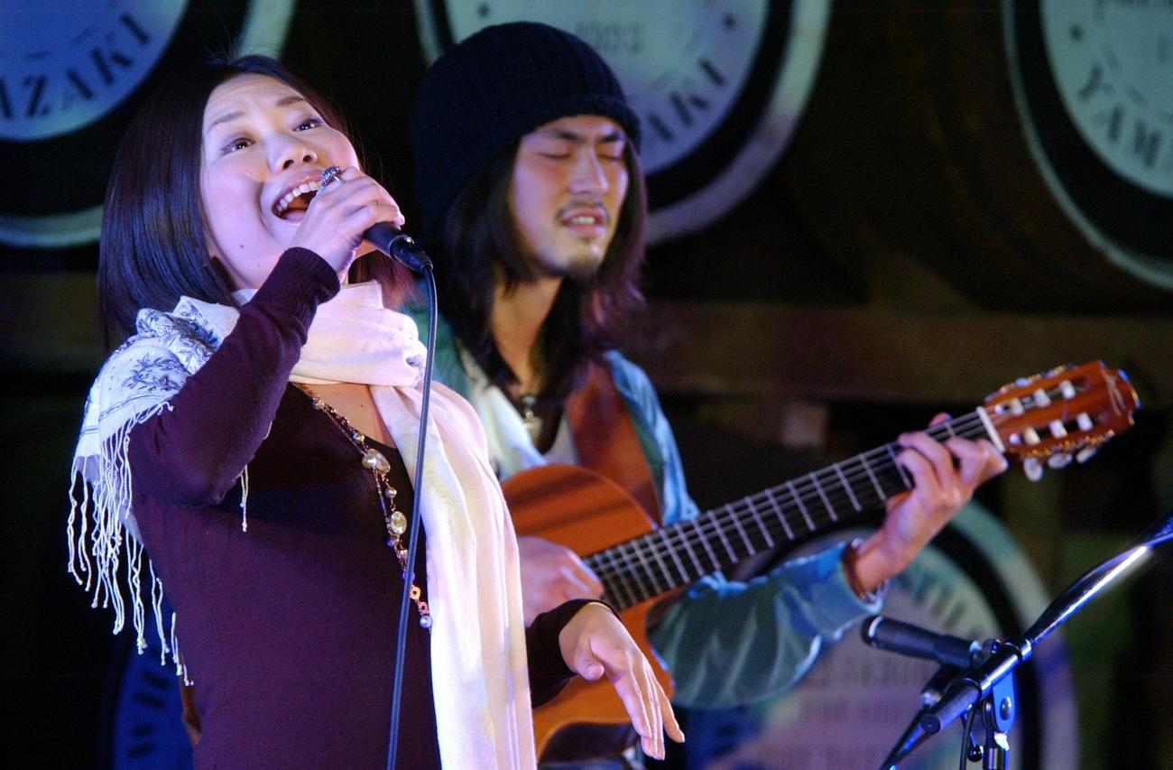 「orange pekoe（オレンジ・ペコー）」のナガシマトモコ（左）と藤本一馬（2005年4月撮影）