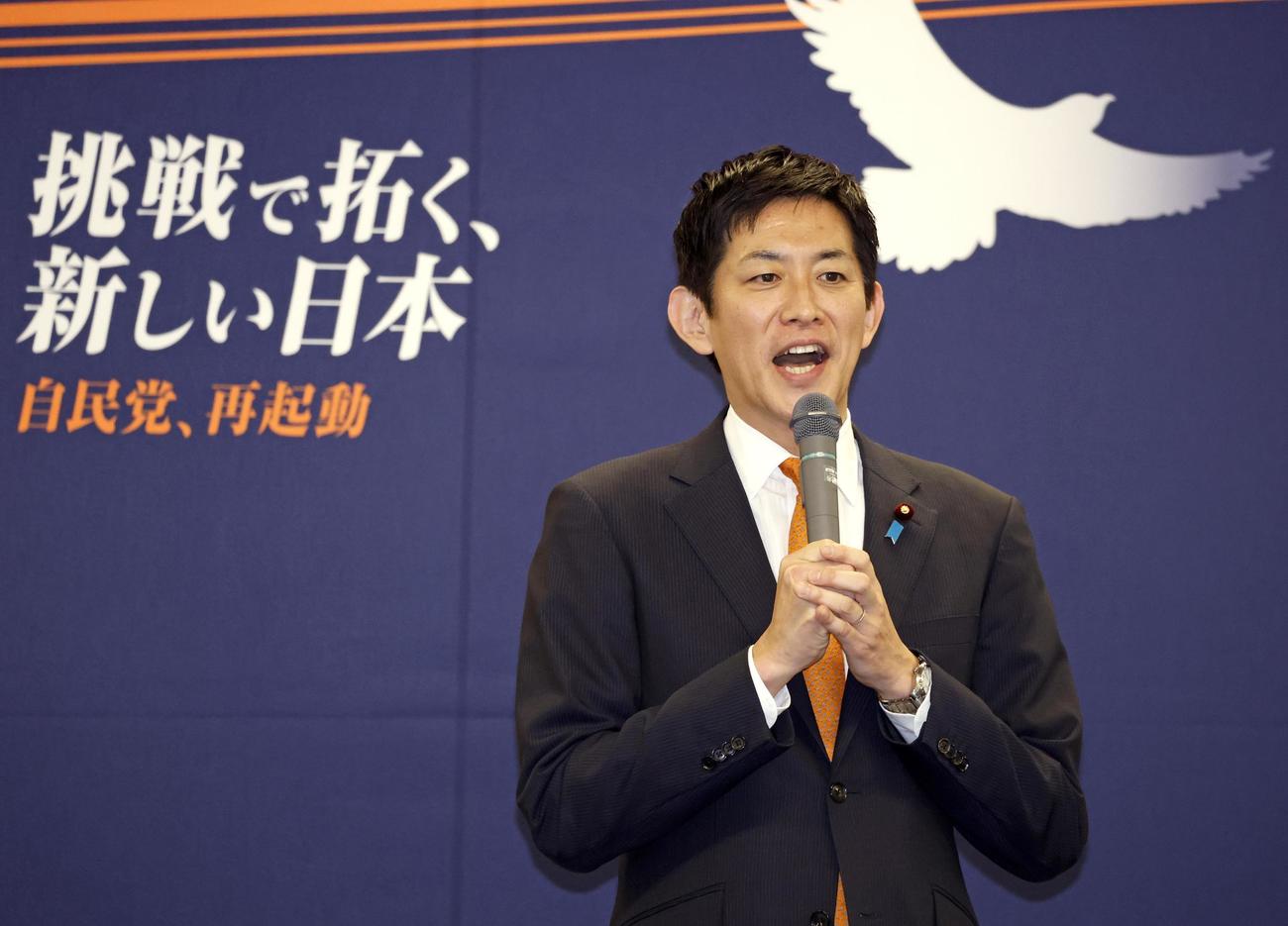 自民党総裁選の投開票を前に、決起集会であいさつする小林鷹之氏（共同）