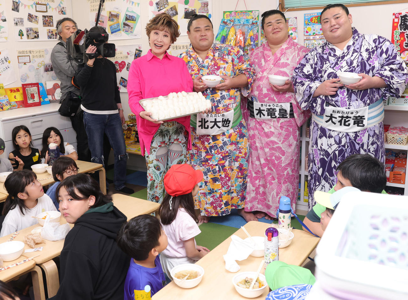 「認定NPO法人カローレ」の子ども食堂で、おにぎりとちゃんこを振る舞う、左から小林幸子、立浪部屋の北大地、木竜皇、大花竜（撮影・野上伸悟）