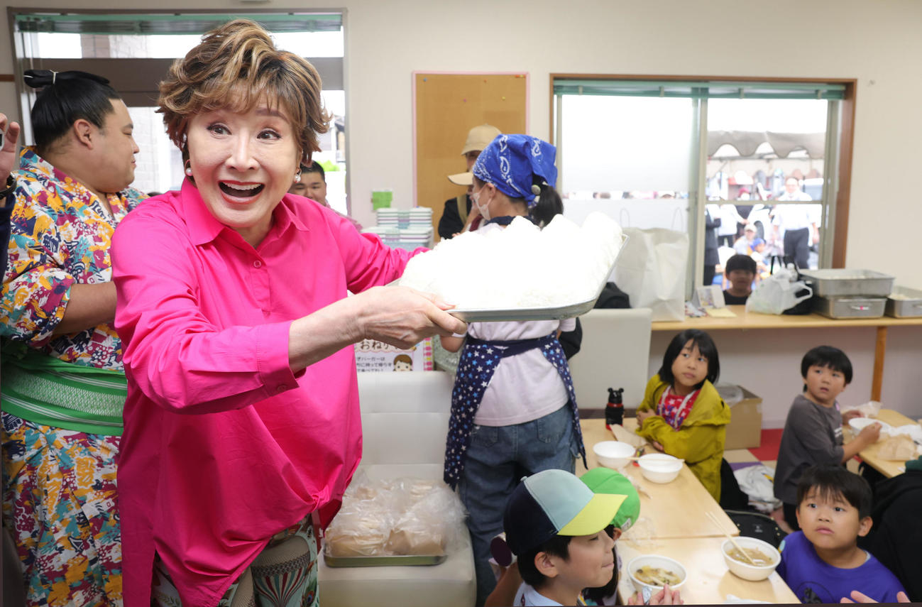 「認定NPO法人カローレ」の子ども食堂で、おにぎりを振る舞う小林幸子（撮影・野上伸悟）