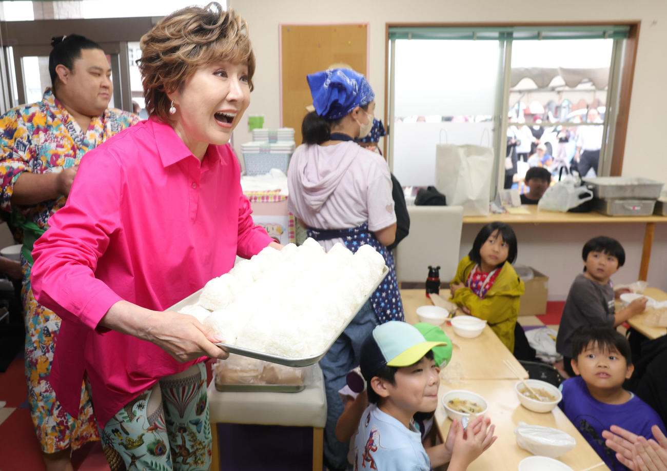 「認定NPO法人カローレ」の子ども食堂で、おにぎりを振る舞う小林幸子（撮影・野上伸悟）