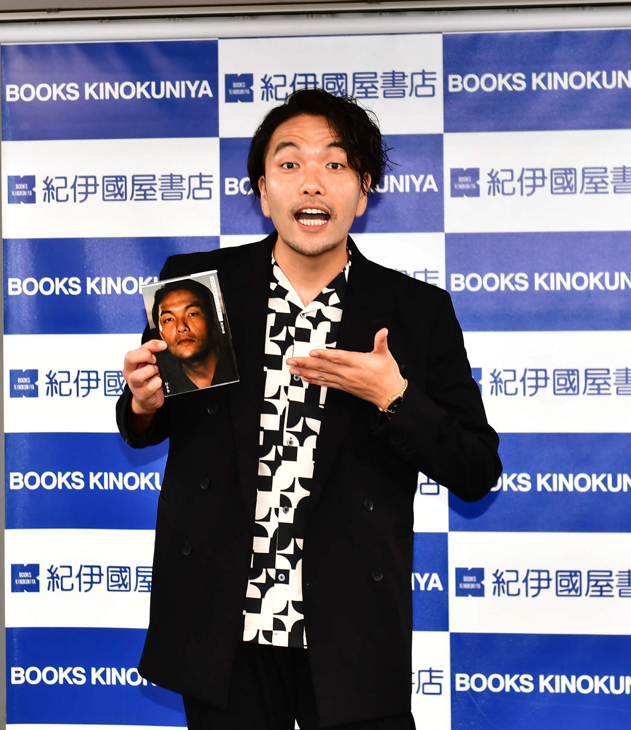 エッセー集「しばけるもんならしばきたい」刊行記念取材会に出席した見取り図の盛山晋太郎（撮影・松尾幸之介）