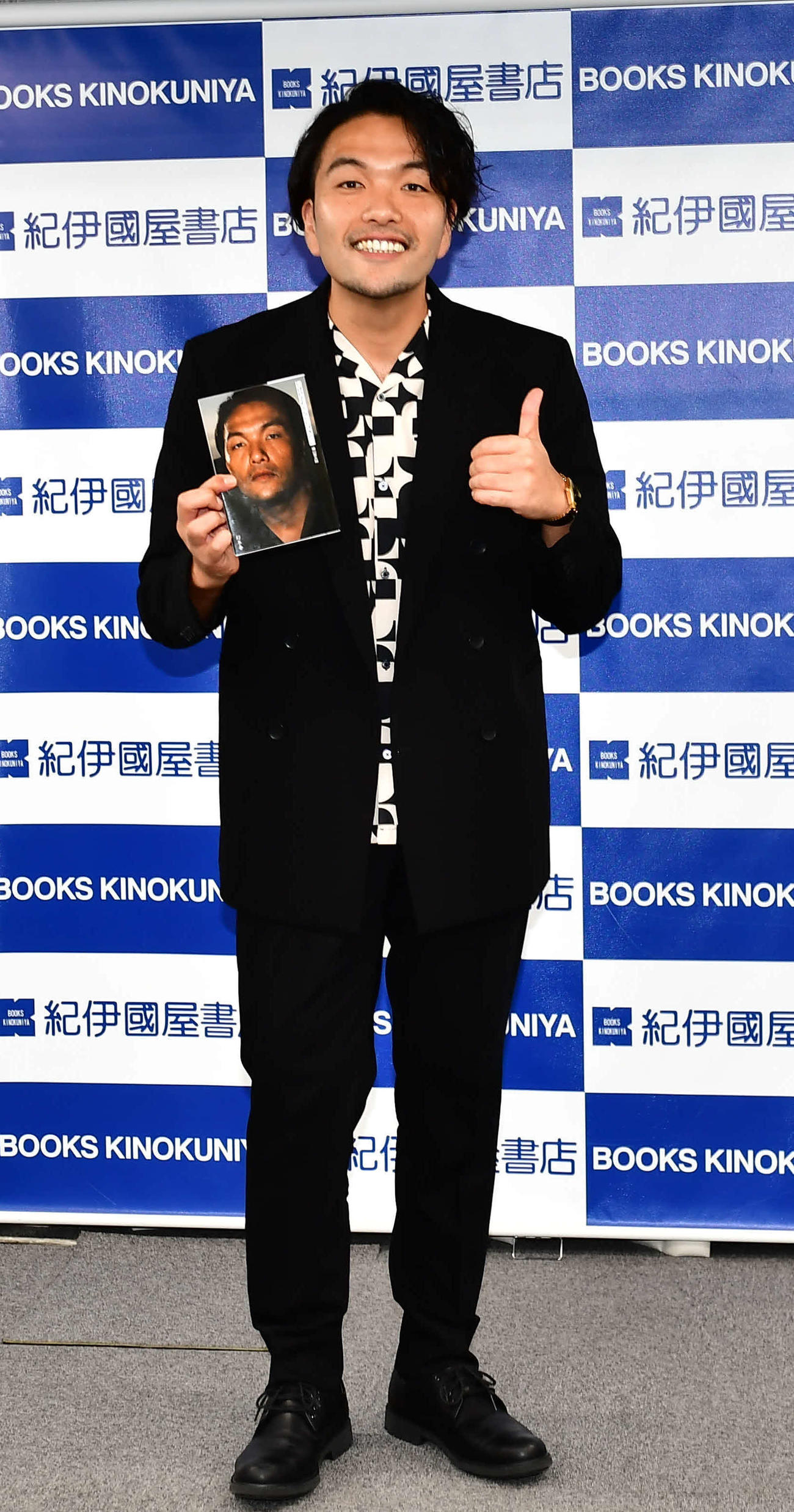 エッセー集「しばけるもんならしばきたい」刊行記念取材会に出席した見取り図の盛山晋太郎（撮影・松尾幸之介）