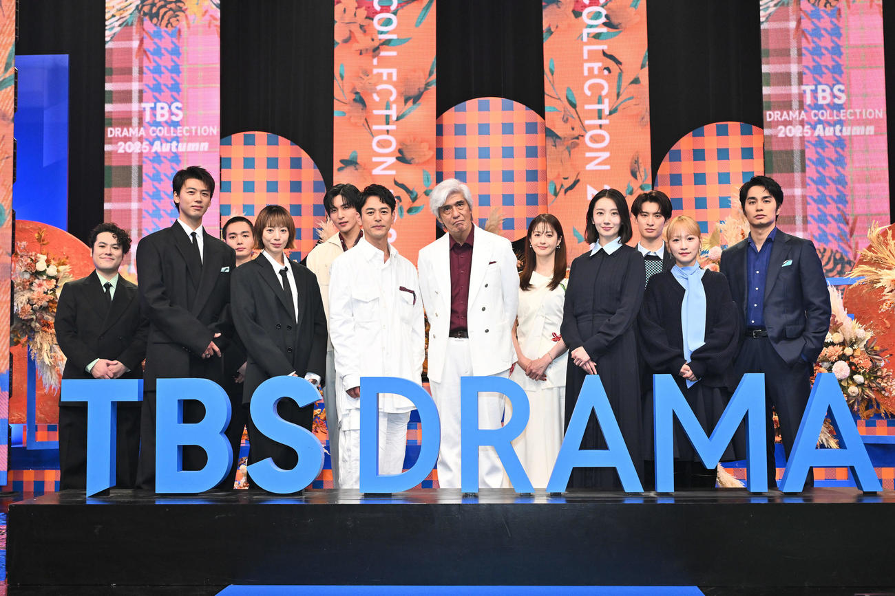 記念撮影する左から、前原瑞樹、竹内涼真、青木柚、夏帆、目黒蓮、妻夫木聡、佐藤浩市、松本若菜、波瑠、向井康二、川栄李奈、中村蒼（撮影・滝沢徹郎）