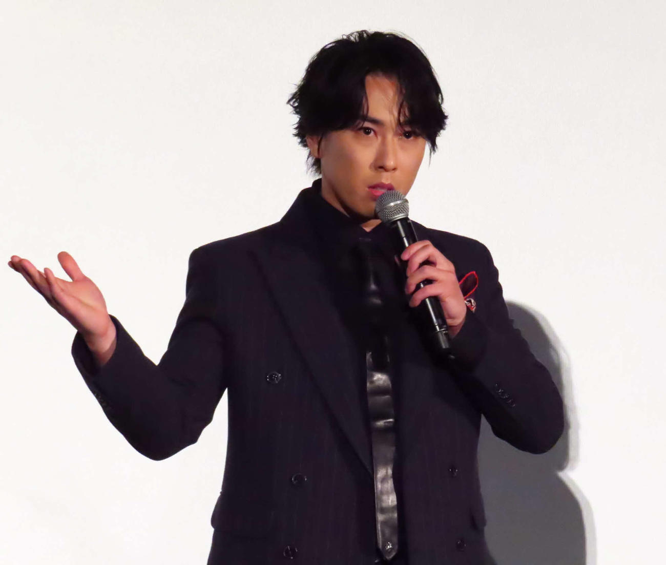 「火喰鳥を、喰う」公開記念舞台あいさつに登壇した宮舘涼太