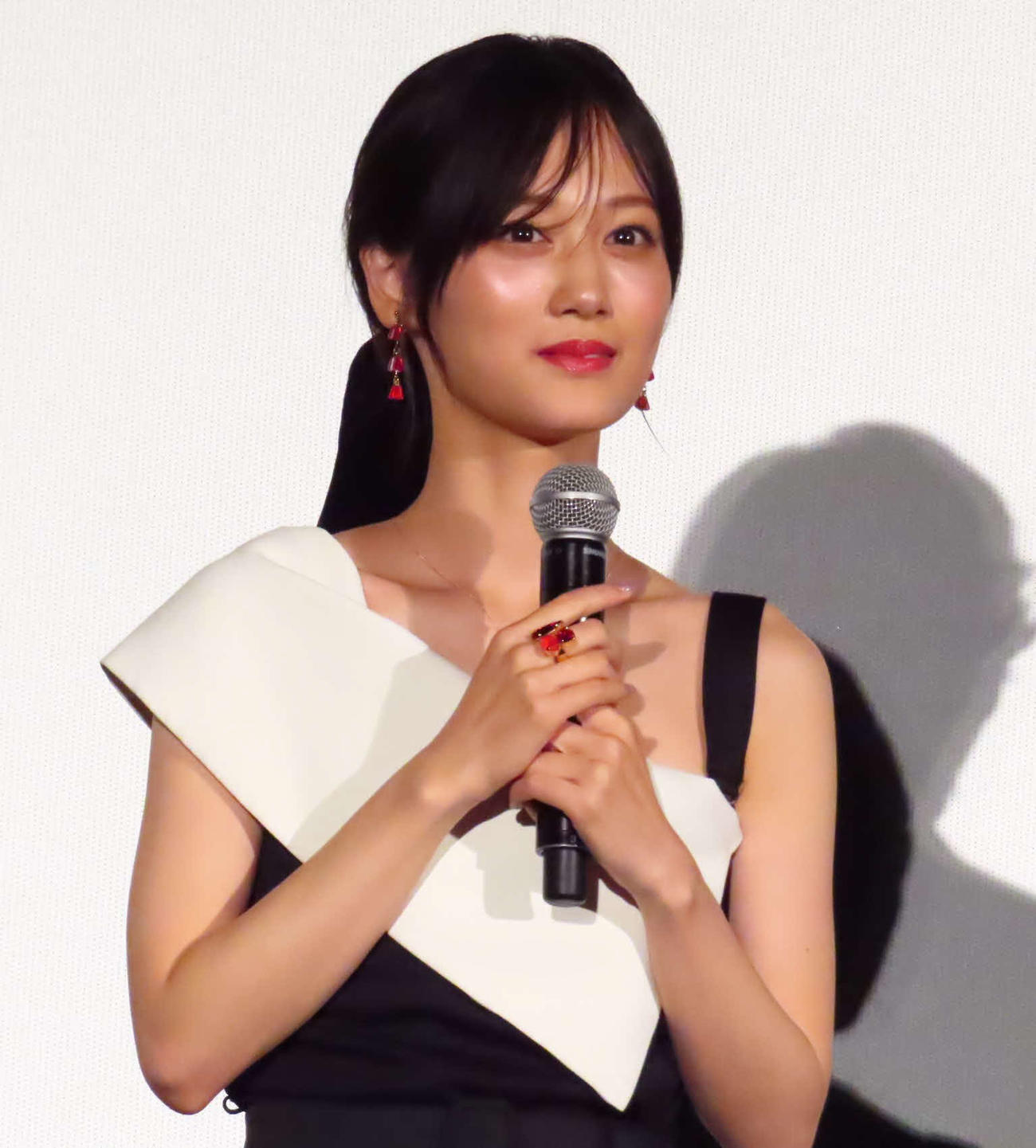 「火喰鳥を、喰う」公開記念舞台あいさつに登壇した山下美月