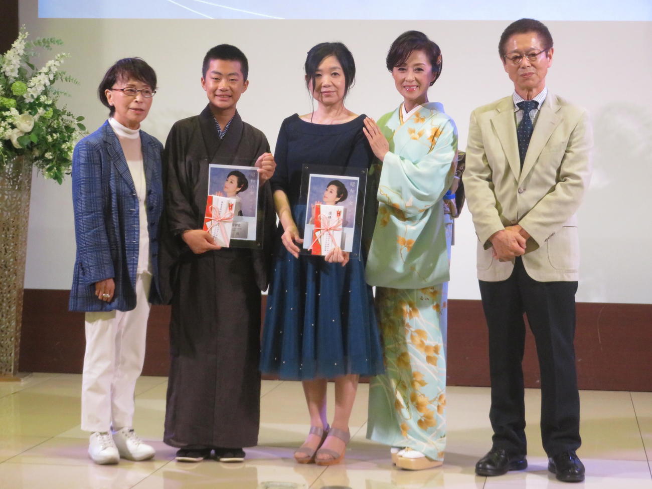 長山洋子「昭和の女」カラオケ選手権受賞者と審査員たち。左から作詞家麻こよみ氏、審査員特別賞の原田怜さん、優勝の篠田幸子さん、長山洋子、作曲家影山時則氏（撮影・川田和博）