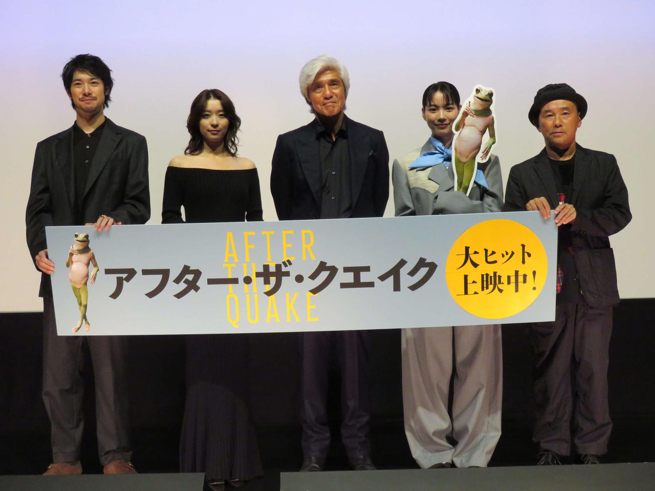 映画「アフター・ザ・クエイク」公開記念舞台あいさつに登壇した、左から渡辺大知、鳴海唯、佐藤浩市、のん、井上剛監督（撮影・村上幸将）