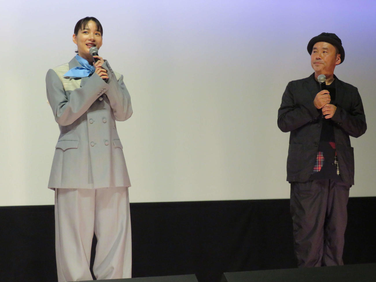 映画「アフター・ザ・クエイク」公開記念舞台あいさつに登壇した、のんと井上剛監督（撮影・村上幸将）