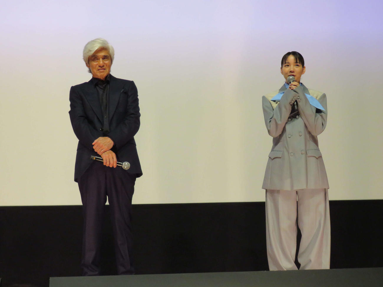 映画「アフター・ザ・クエイク」公開記念舞台あいさつに登壇した佐藤浩市と、のん（撮影・村上幸将）