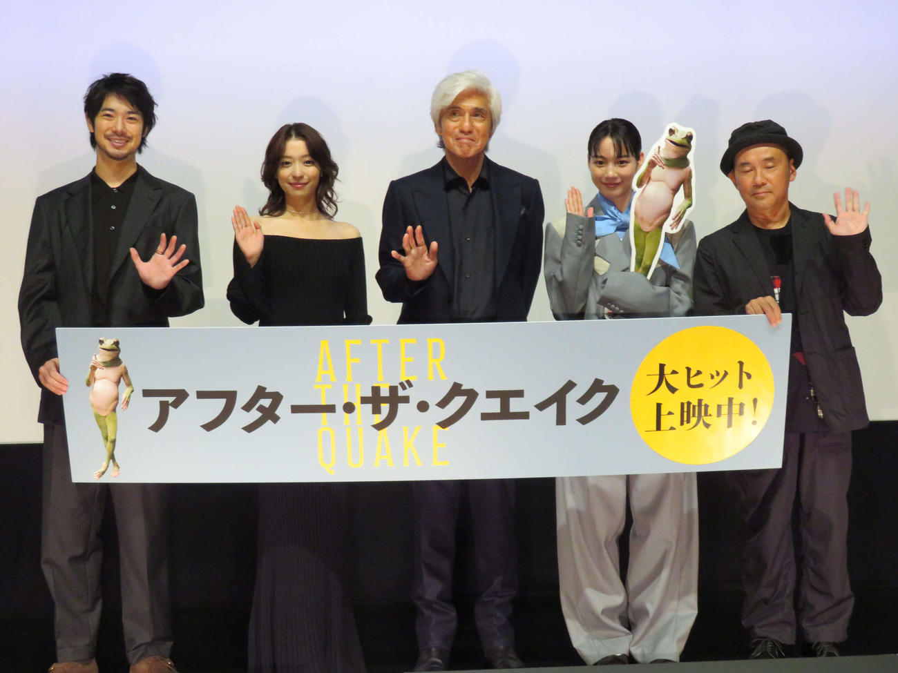 映画「アフター・ザ・クエイク」公開記念舞台あいさつに登壇した、左から渡辺大知、鳴海唯、佐藤浩市、のん、井上剛監督（撮影・村上幸将）