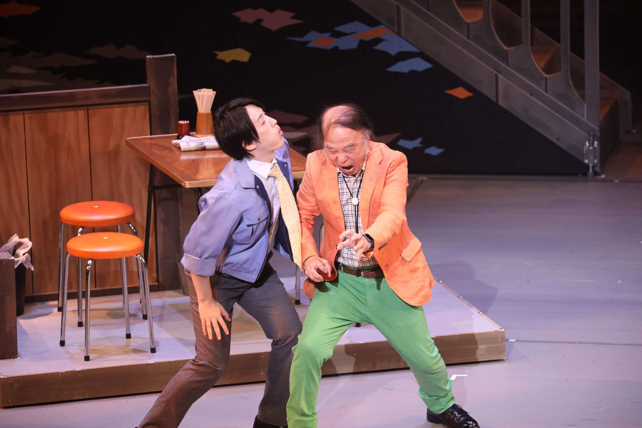 海原はるかに息を吹きかける浜中文一（左）