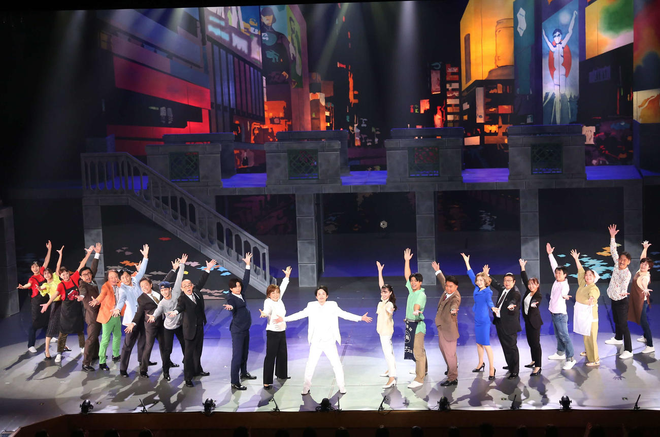 浜中文一主演の「大阪は踊る！」の一場面