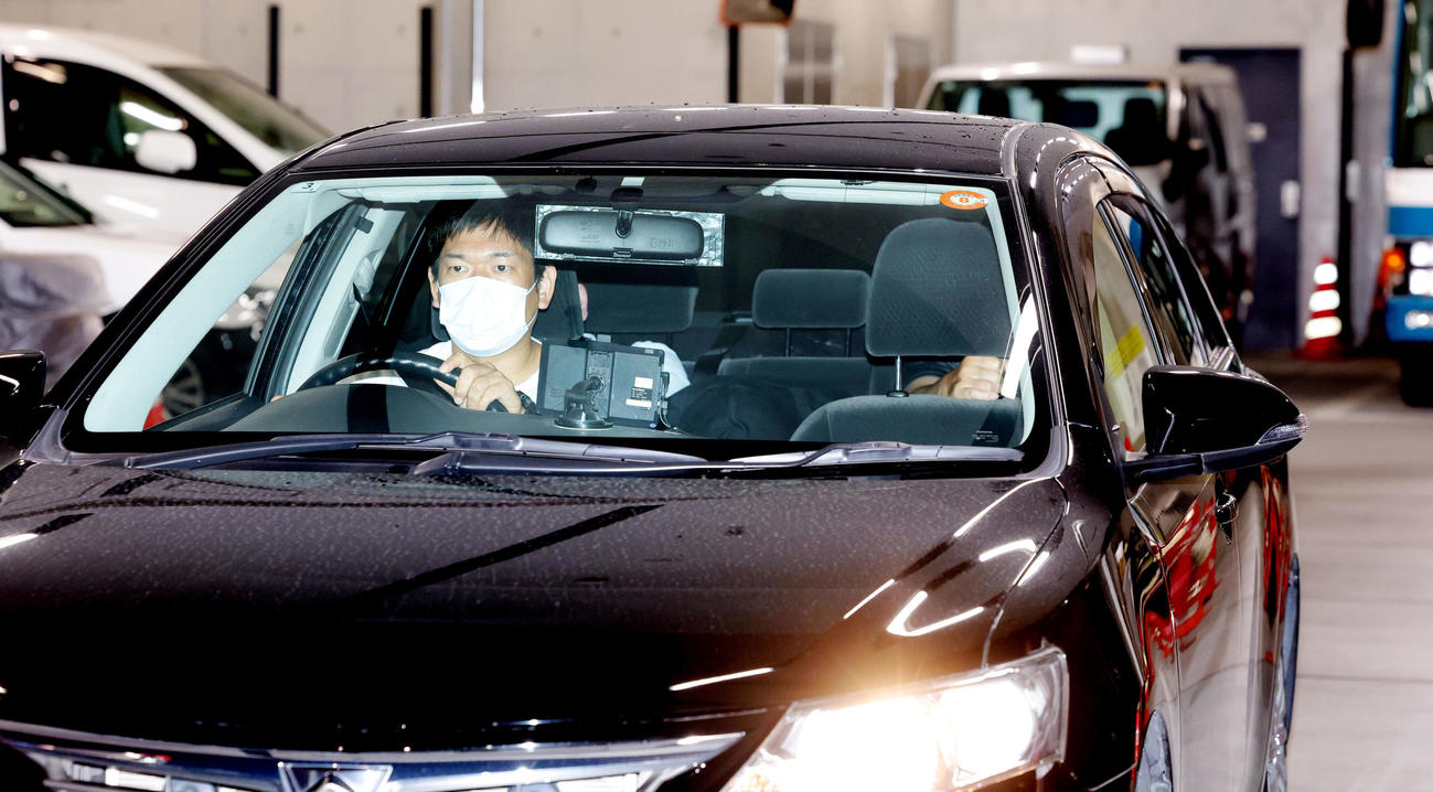 四谷警察署を出るAえ！group草間リチャード敬太容疑者を乗せたとみられる車（撮影・野上伸悟）