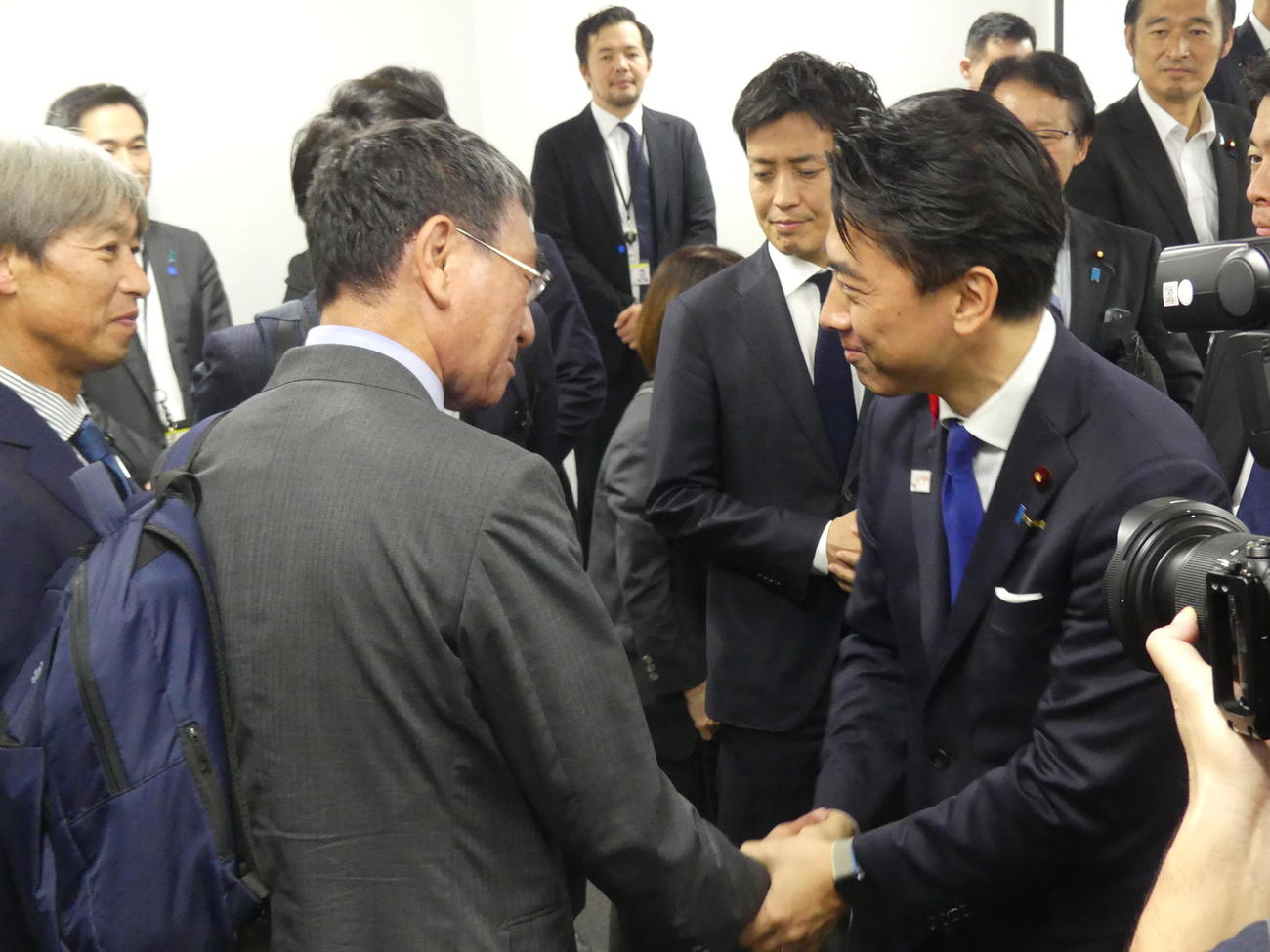 総裁選で敗れ、選対本部で握手を交わす河野太郎氏（左）と小泉進次郎農相（撮影・中山知子）