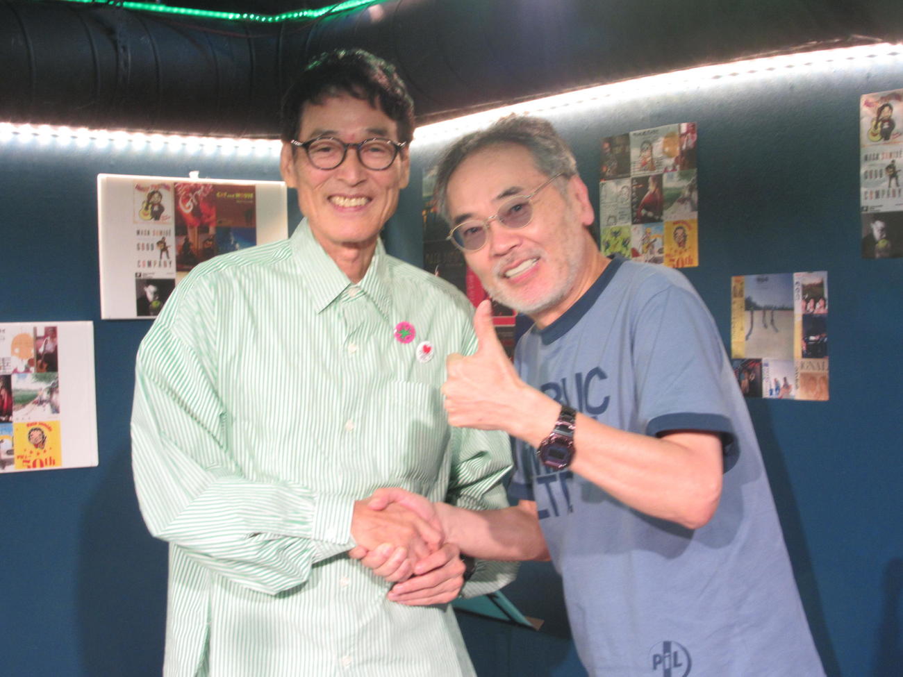 50周年ライブを行った住出勝則（右）とゲストの高山厳（4日、埼玉・南浦和のライブハウス「宮内家」）