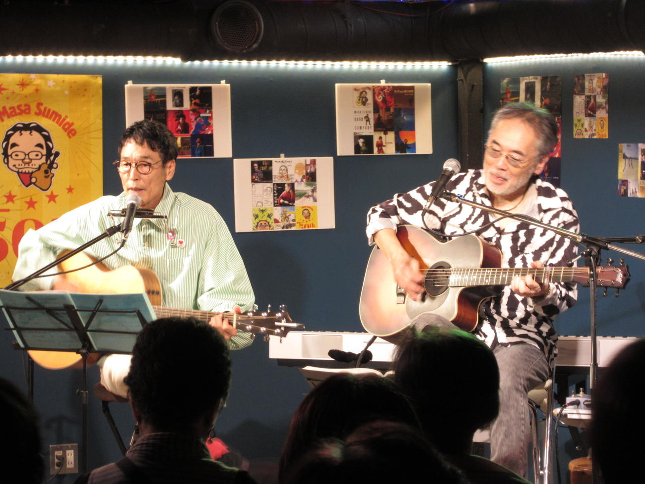 住出勝則（右）の50周年ライブにゲスト出演した高山厳