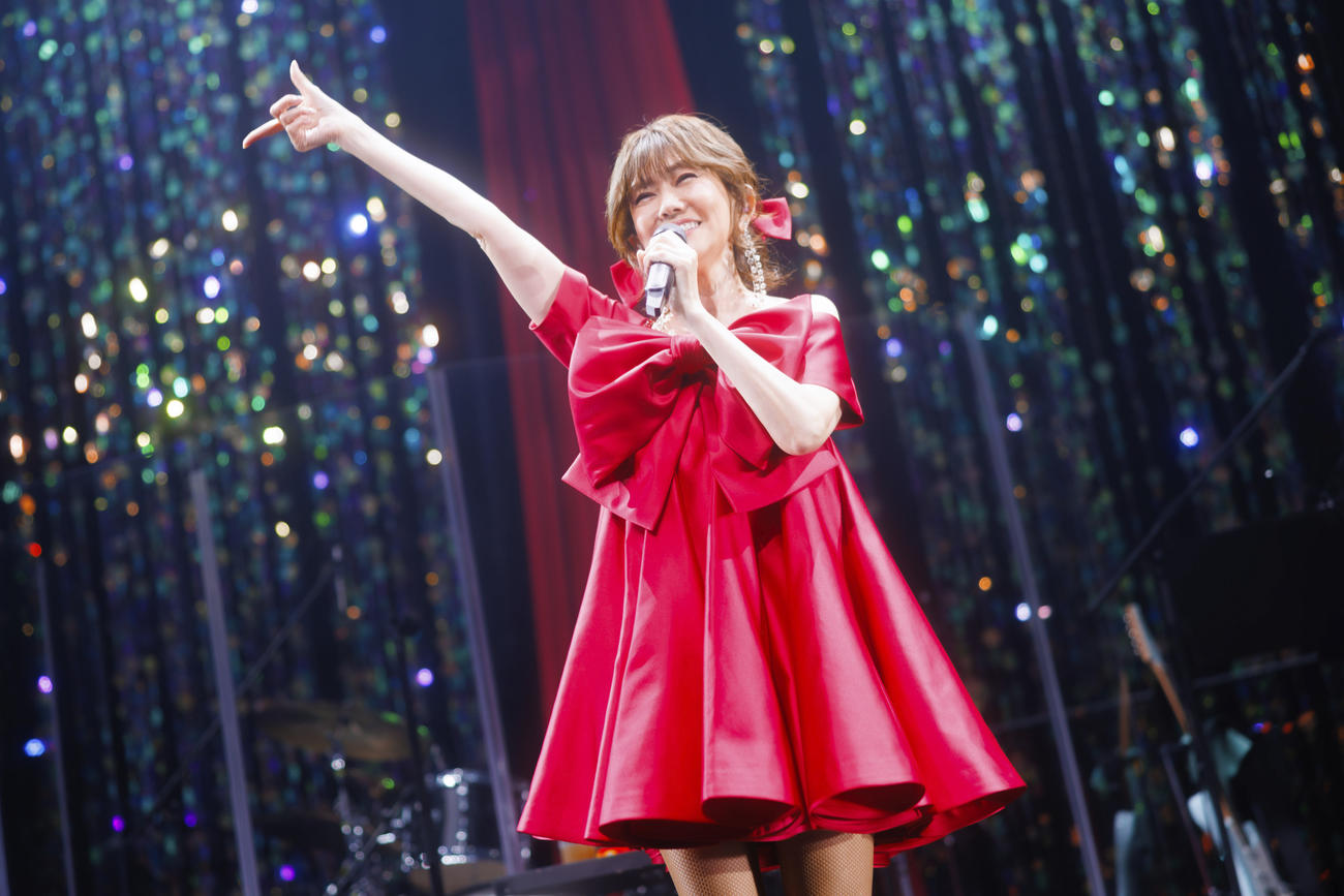 真っ赤なドレスで歌う松本伊代