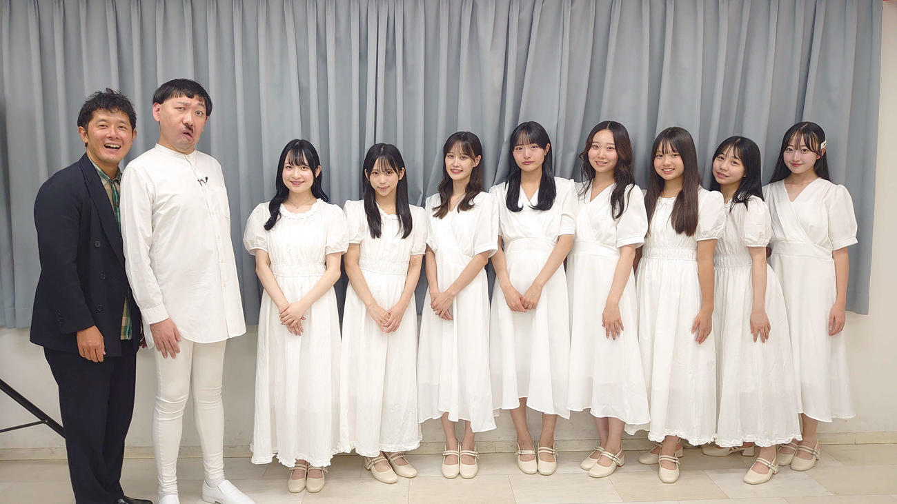 4日深夜にテレ玉でスタートした新番組「ショコラミタイム　～夢に向かってゴーゴゴー！～」でグループ名が発表された＆chocolamieと、番組MCのムネタの、左から門脇のりや、ムネタ（C）テレ玉
