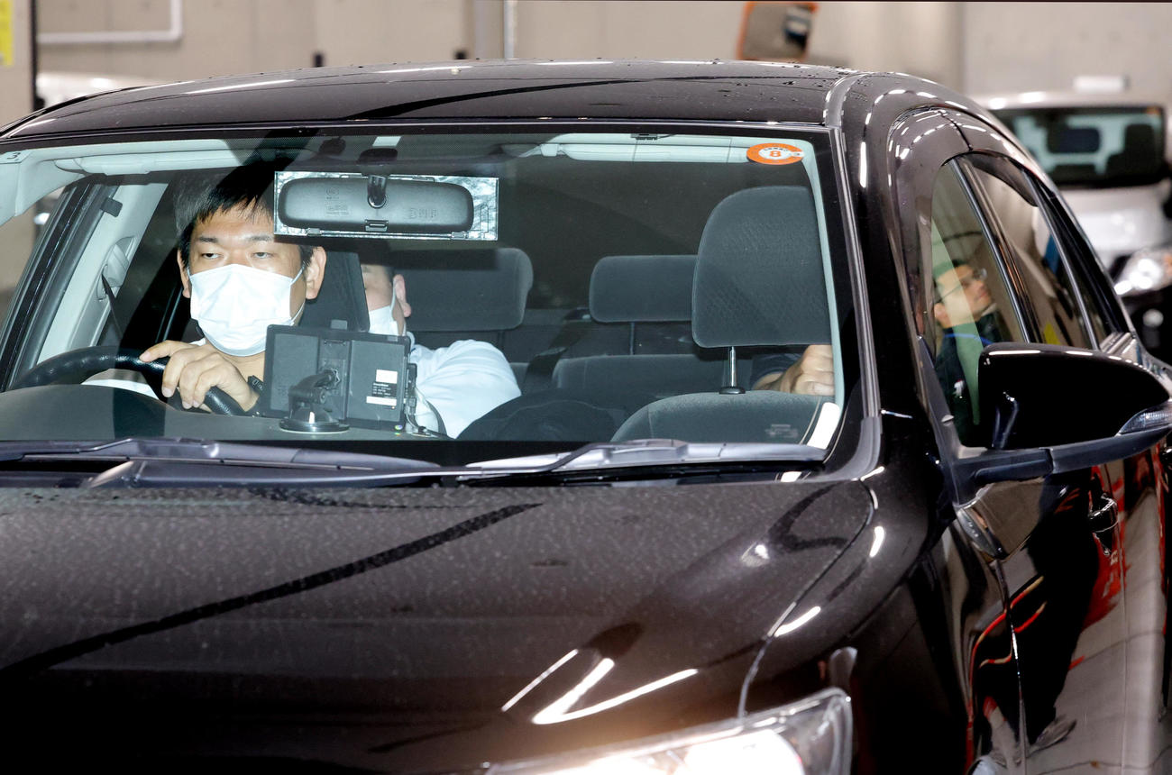 四谷警察署を出るAえ！group草間リチャード敬太容疑者を乗せたとみられる車（撮影・野上伸悟）